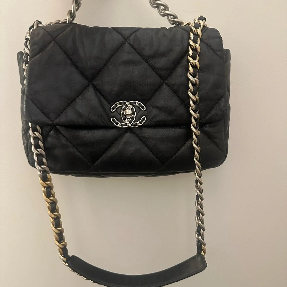 CHANEL Black Quilted Leather Shoulder Bag with Chain Strap